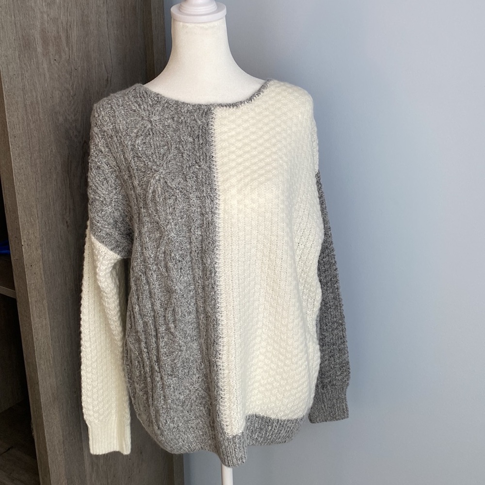 NWT Lety & Me gray and white sweater. Size M.